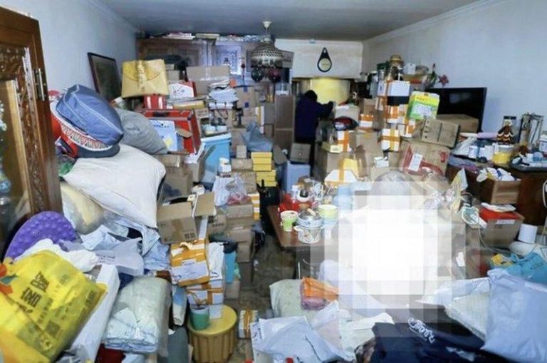 「不喜欢家里空荡荡」京8旬奶奶花光退休金网购 包裹推积如山 刘奶奶家里的快递箱堆积如山。(取材自北京日报)