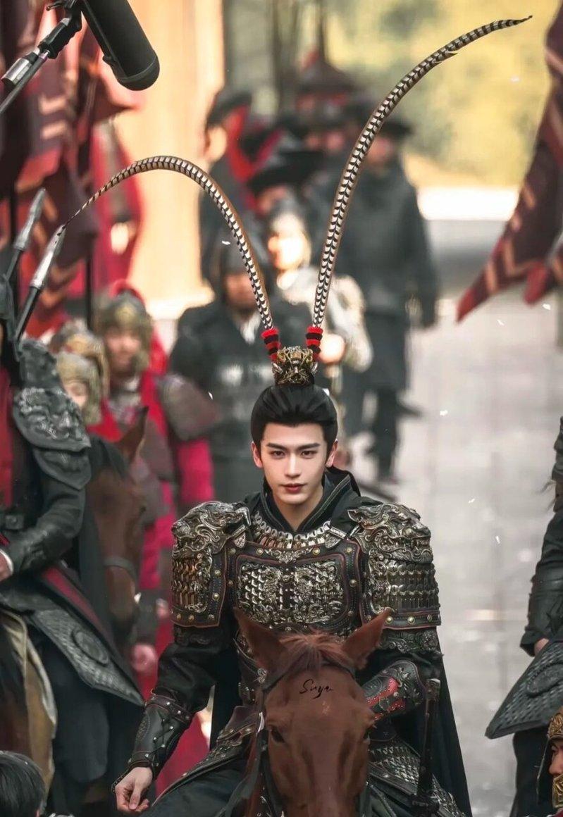 张凌赫在「逐玉」中饰演「武安侯」谢征。(取材自微博)
