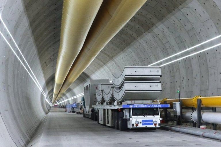 中国研制 全球最大直径高铁盾构机「领航号」上岸 中国自主研制、全球最大直径高铁盾构机「领航号」完成长江水下段掘进,并自上海崇明始发,历经23个月抵达江苏太仓上岸。(取材自中国中铁)