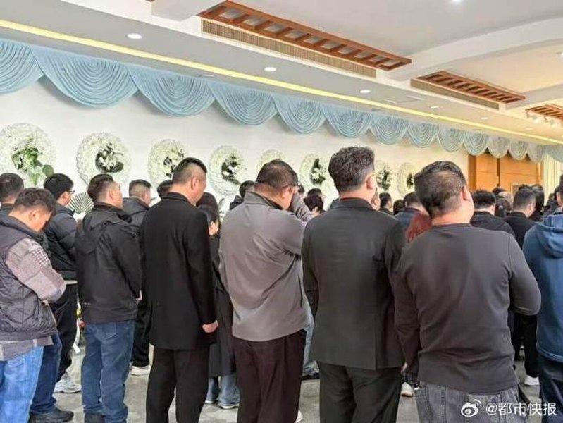 刘建国告别式,上百亲友来送别。(取材自都市快报)
