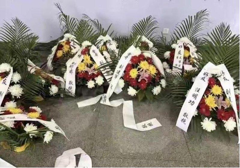 刘建国告别式,亲友送的花。(取材自都市快报)