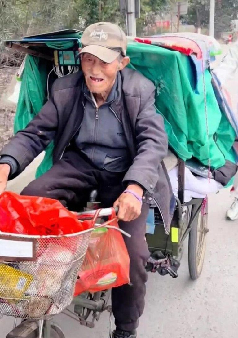 福建老人骑行大江南北30年 90岁仍不停步 背后藏洋葱 90岁张爷爷骑自行车旅行30年,借此治愈丧亲之痛。(视频截屏)