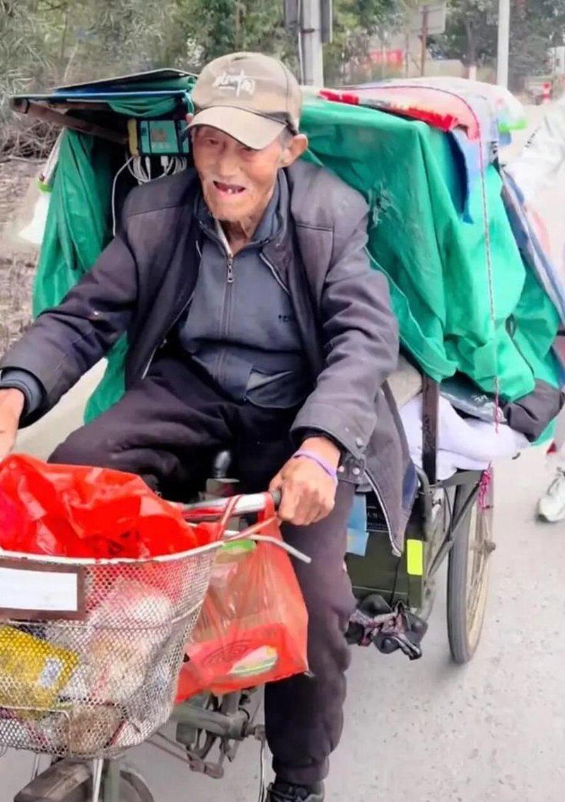 90岁张爷爷骑自行车旅行30年,借此治愈丧亲之痛。(视频截屏)