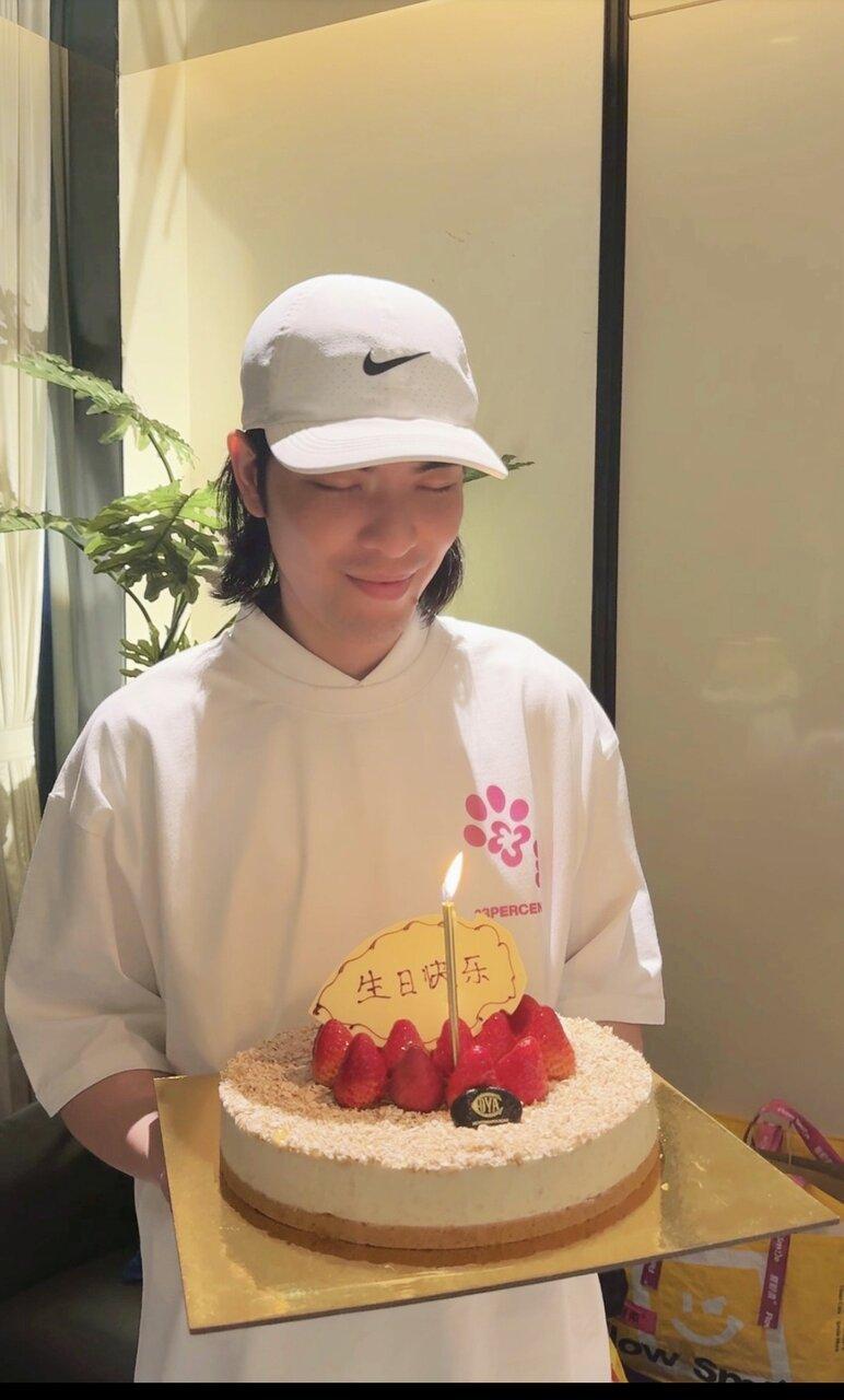 萧敬腾38岁生日接收蛋糕。(图/喜鹊娱乐提供)