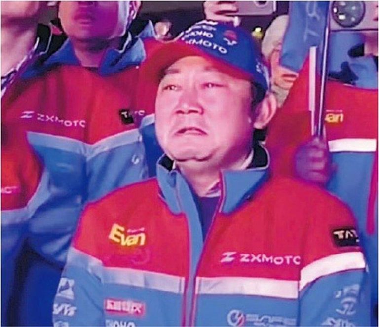 打破欧美日37年垄断 中品牌「张雪机车」国际赛首夺冠 张雪在重庆观看直播激动落泪。(视频频图)