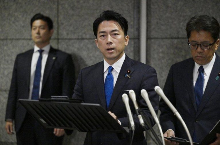日本防卫大臣小泉进次郎（中）。（美联社）