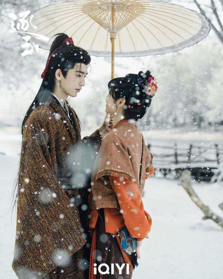 「逐玉」迎结局 田曦薇告白「想成为你」张凌赫甜蜜对望 张凌赫(左)、田曦薇在「逐玉」雪景戏,浪漫氛围爆表。图/iQIYI爱奇艺国际版提...