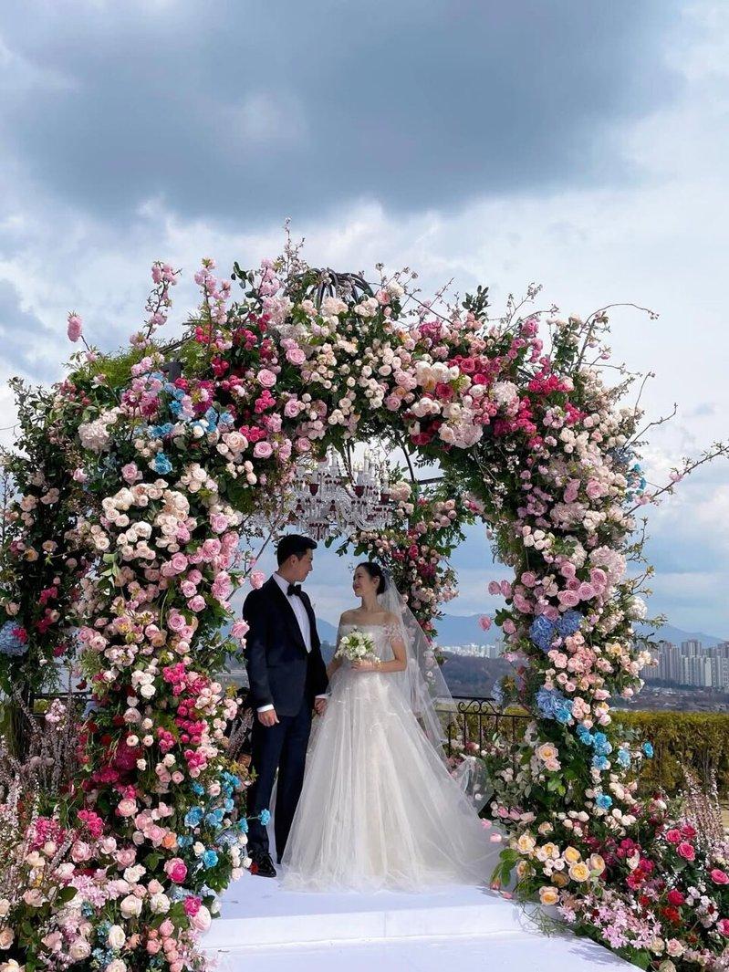 孙艺真分享和玄彬未曝光的结婚照。(取材自yejinhand IG)