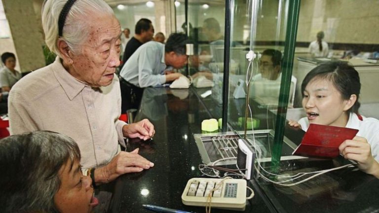 私域直播围猎银发族 有老人被骗10万投诉无门