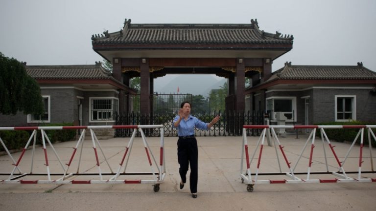 知情者:一批人被秘密快审快判 监狱塞满党官