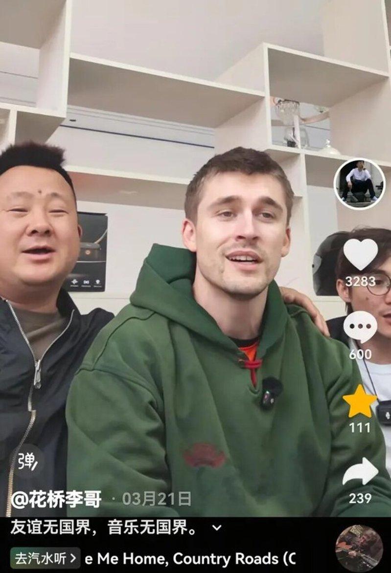 李先生在社交帐号发布了和两名美国佬合唱的视频。(取材自微博)