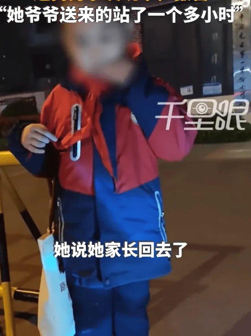 小学生被发现凌晨3时一个人站在校门口。(视频截屏)
