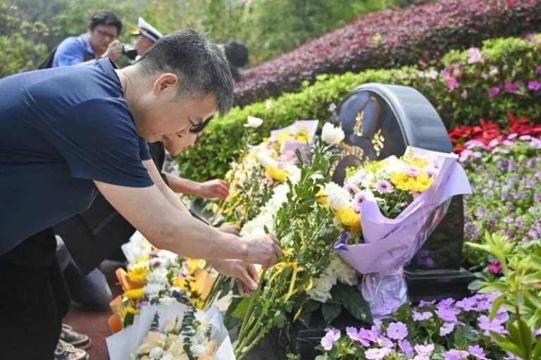 中国30日起实施新修订的「殡葬管理条例」，包括不全面禁止土葬，在偏远且不具备火葬...