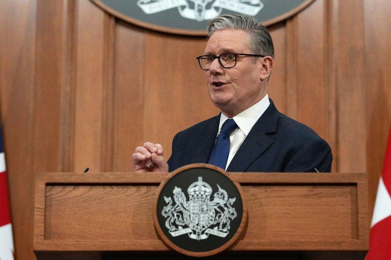英国首相施凯尔1日在伦敦唐宁街召开记者会。路透