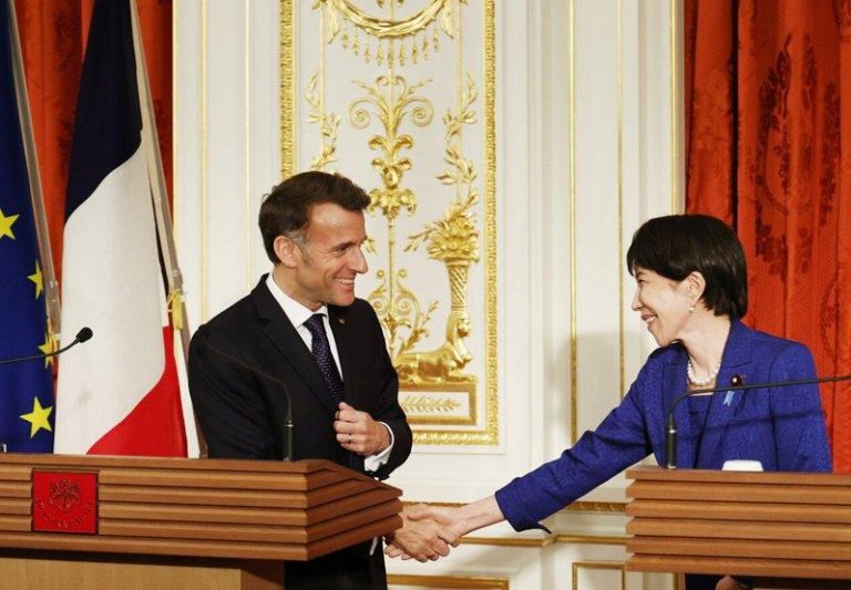 法国总统马克宏（左）和日本首相高市早苗1日在日本东京举行的联合记者会上握手。欧新...