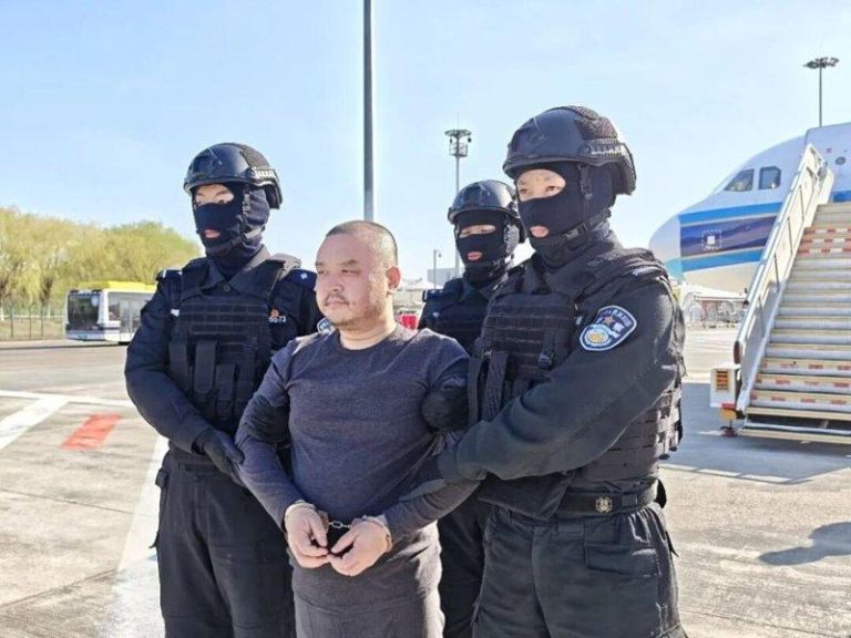 太子集团再1成员被押解至中国 内核成员李雄柬遭撤国籍 中国公安部1日派出工作组,将陈志犯罪集团内核骨干成员李雄从柬埔寨金边押解回中国。...