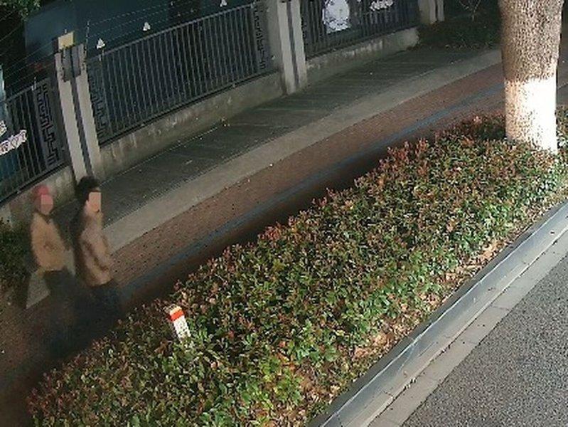 监控画面拍到两名窃盗犯走向焦先生的电动车。(取材自环球时报)