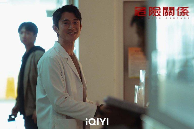 吴慷仁在「危险关系」中饰演精神科医生罗梁,表面温柔体贴的完美恋人。(图/iQIY...