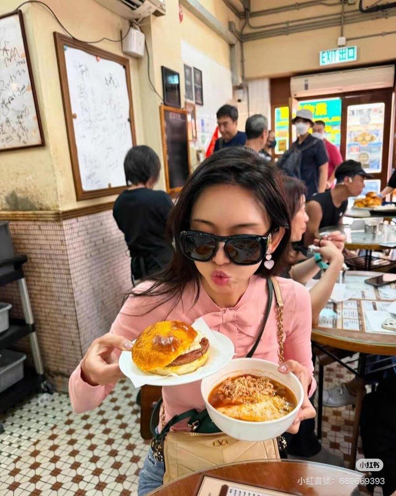 林志玲品尝香港美食。(取材自小红书)