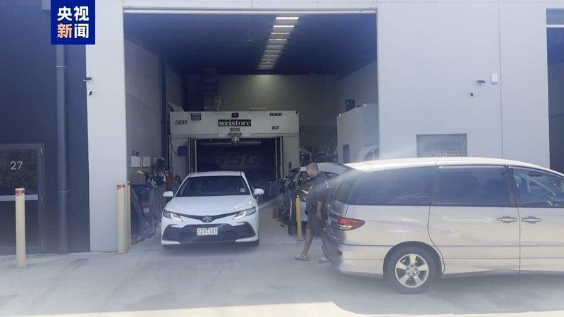 央视记者调查发现,「澳洲优思益」标示的澳洲地址实为汽车维修厂,未见保健品工厂。(...