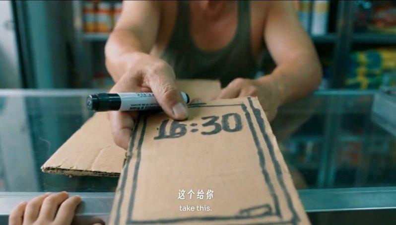 老板画了一部纸手机给男孩。(视频截屏)