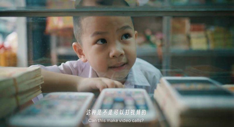 小男孩想买一台纸手机给奶奶。(视频截屏)
