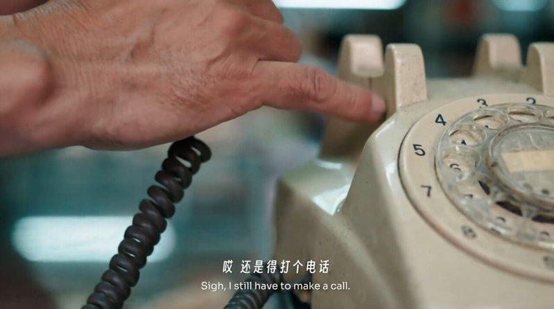 「纸手机」中的AI破绽。(视频截屏)