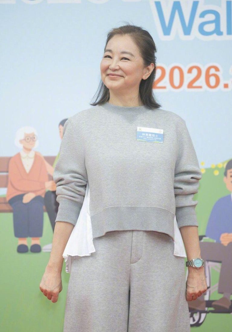 五十年一遇美人…不遮掩白发皱纹 71岁林青霞优雅老去 林青霞一身休闲参加公益活动。(取材自微博)