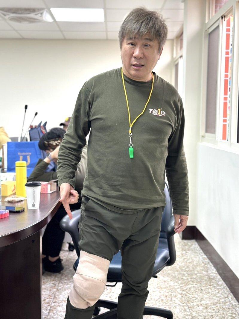 胡瓜右膝受伤,立刻包上绷带。(记者叶君远/摄影)