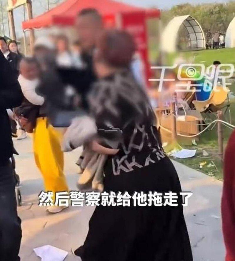 妻子在现场追打丈夫。(视频截屏)