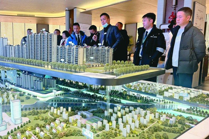 大陆第一季主要城市房价总体延续新房价格上涨,二手房价下跌走势。图为今年一月北京市...