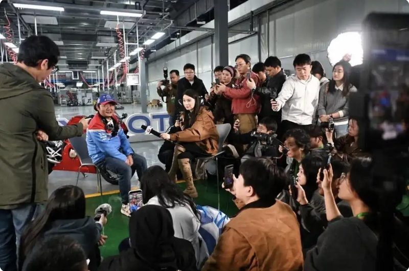 3月30日下午,重庆两江新区的张雪机车工厂内,创办人张雪接受媒体采访。(今日重庆...