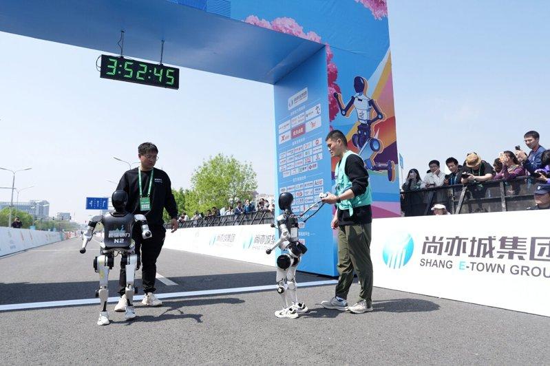 图为2025年北京亦庄半程马拉松暨人形机器人半程马拉松比赛中,旋风小子队的机器人...