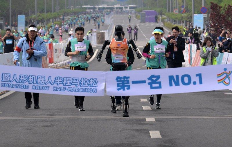 2025北京亦庄半程马拉松暨人形机器人半程马拉松中,天工队选手天工Ultra(左...