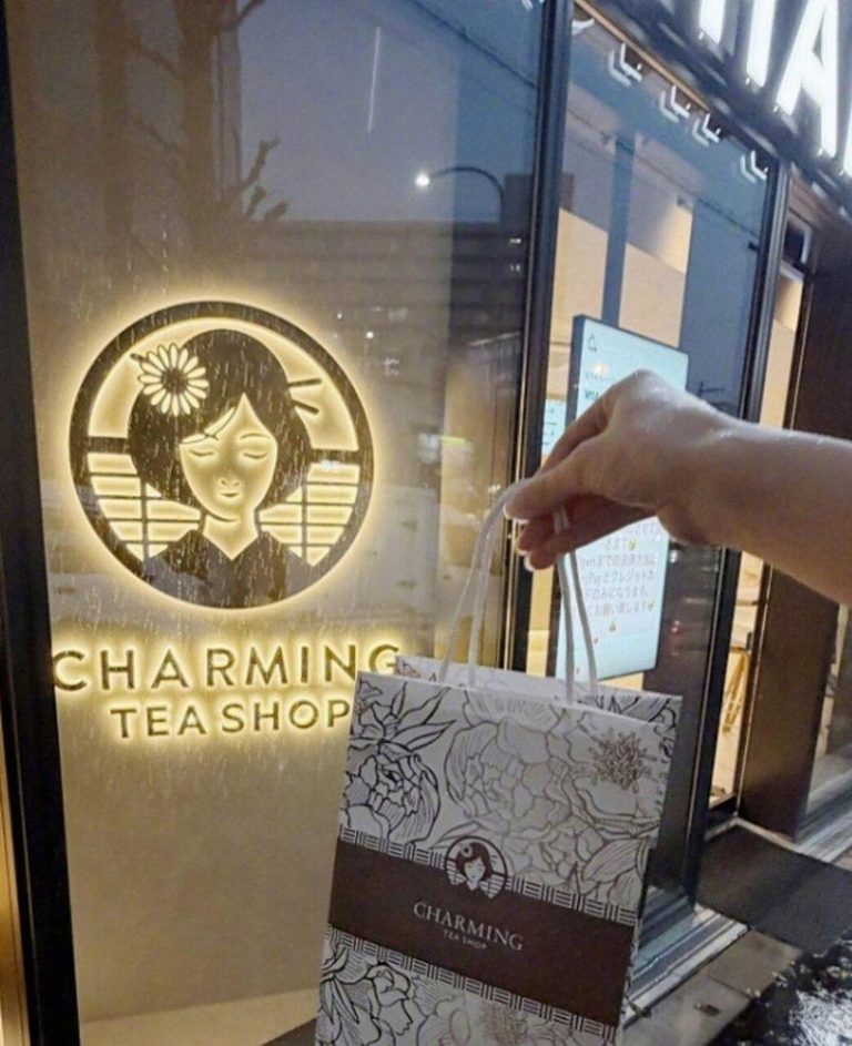 从logo到菜单都好像 「霸王茶姬疑似被日本抄袭」 日本奶茶品牌Charming Tea Shop被指抄袭中国的霸王茶姬。(取材自微...