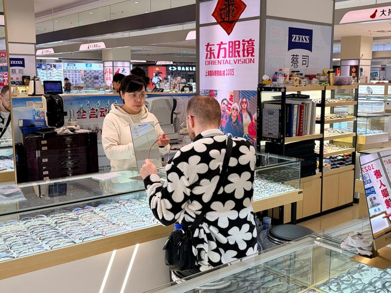 老外「打飞的」来沪配眼镜，上海国际眼镜城成打卡新地标。（取材自上观新闻）