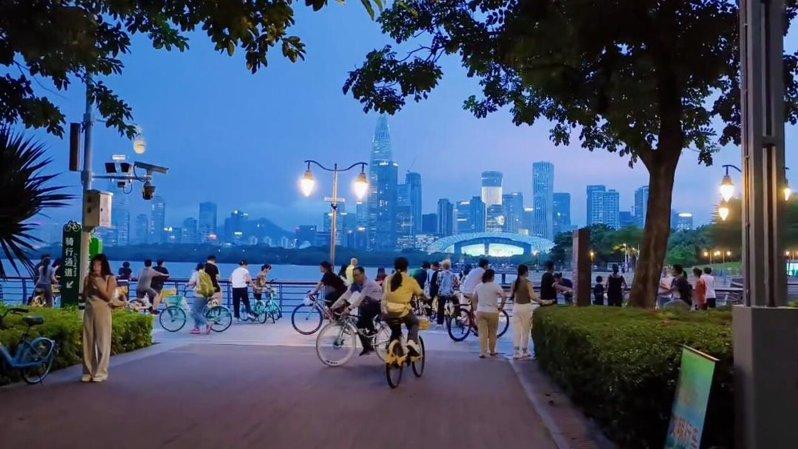 深圳湾公园在主要出入口及交通节点仍保留基础照明设施，以满足基本通行安全。（取材自...