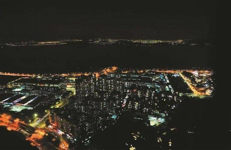 夜色中的深圳湾上空，远处的深圳湾公园进入「暗夜」。（取材自深圳晚报）