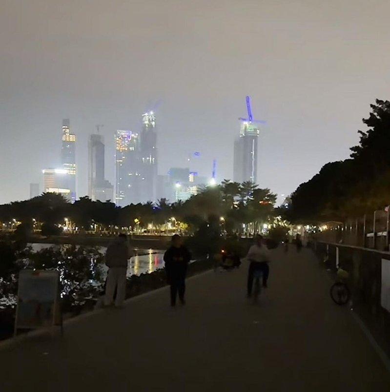 市民发帖并配图称夜间时深圳湾公园里太暗。（取材自微博）