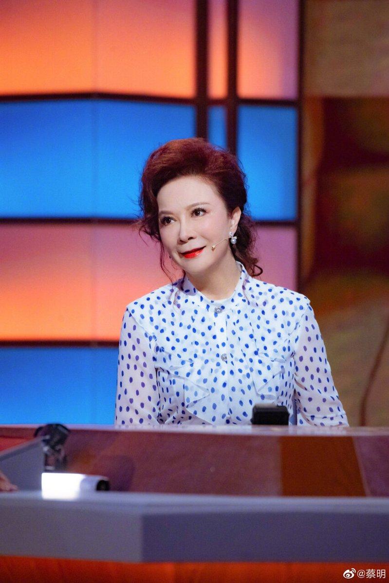 网友调侃女星医美的终点是蔡明。(取材自微博)