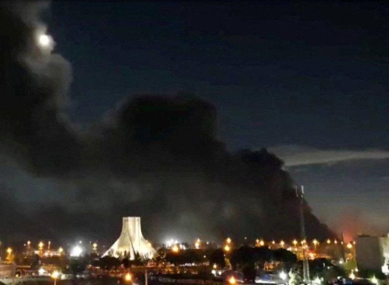 伊朗首都德黑兰的阿札迪( Azadi)广场6日遭到空袭后升起浓烟。路透