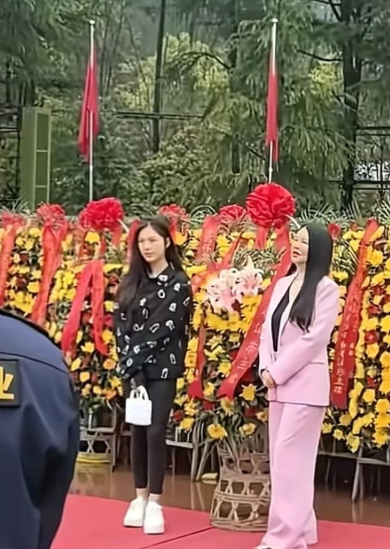 炫富被封杀… 李湘瘦20斤赴韶山献花 母女现身零交互 在献花活动上,母女俩也是站得远远的。(视频截屏)