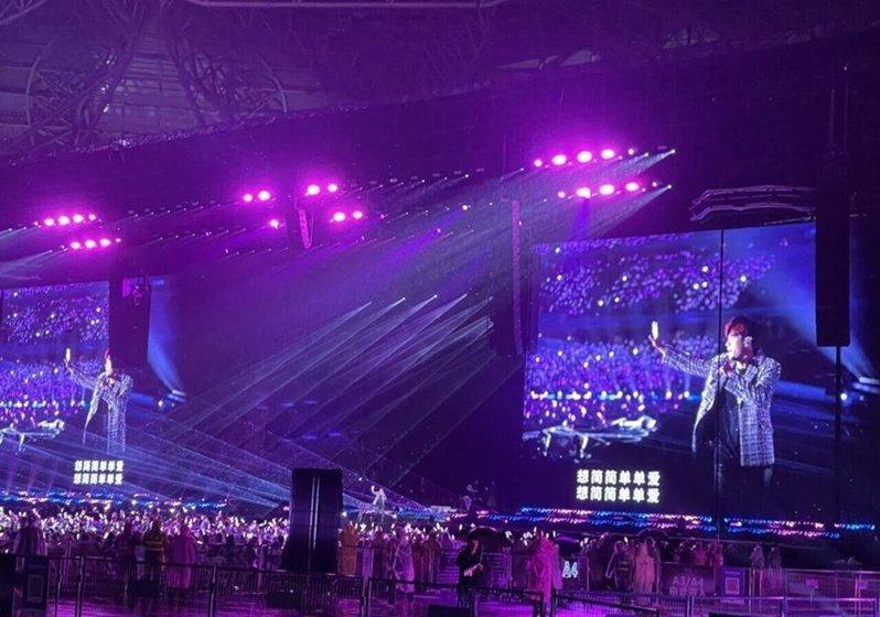 周杰伦在杭州演唱会现场。(取自第一财经)