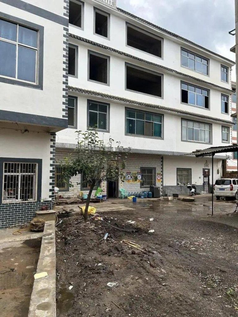 丧宴围墙倒塌 云南25岁女被砸死 遗体1原因停放半年多 陈丽华说,塌的部分是后来加盖的墙体,没有构造柱。(取材自中新周刊/受访者提供)