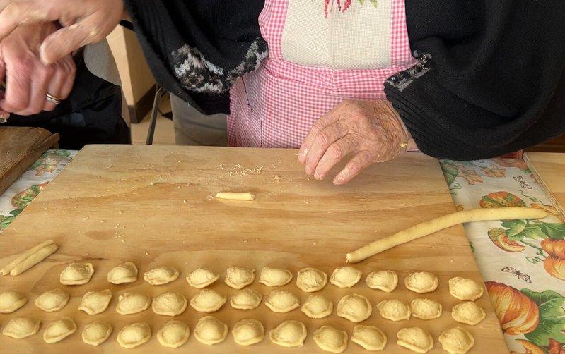 在面食部分,萨伦托的传统是手工耳朵面(orecchiette),是全家人会在周日...