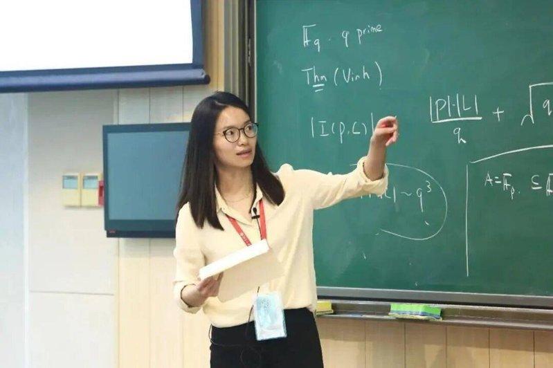 35岁数学家王虹获纽约大学最高荣誉,成为该校「银教授」。(取材自极目新闻)