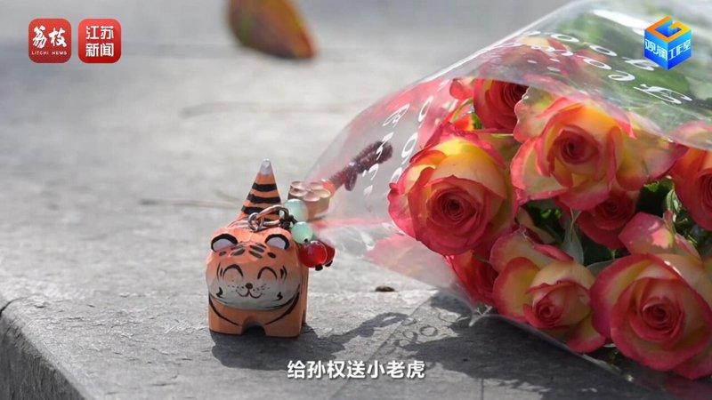 清明节，跟着00后给「地下偶像」扫墓。(取材自荔枝新闻)