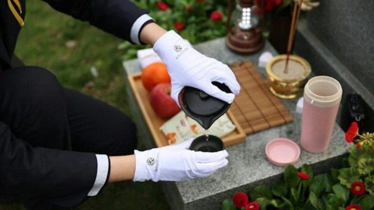 清明节到来，代祭扫服务暴红。(取材自青年报）