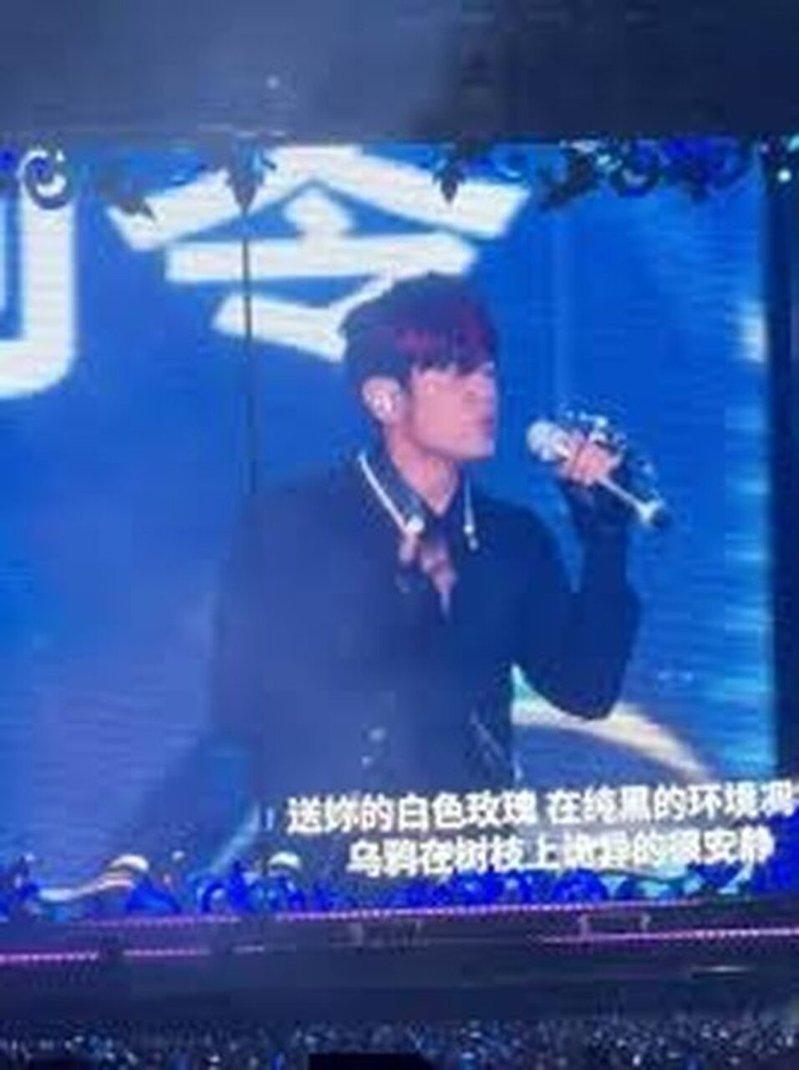 杭州小伙家住46楼免费看周杰伦演唱会,让无数网友羡慕。(取材自微博)