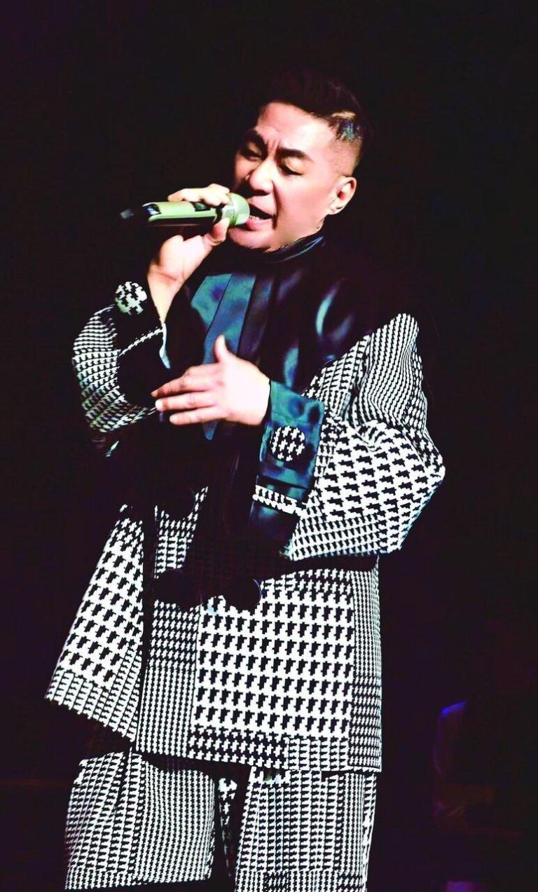 文章暌违17年重返舞台，演唱经典歌曲时内心激动。（图／翰森娱乐提供）
